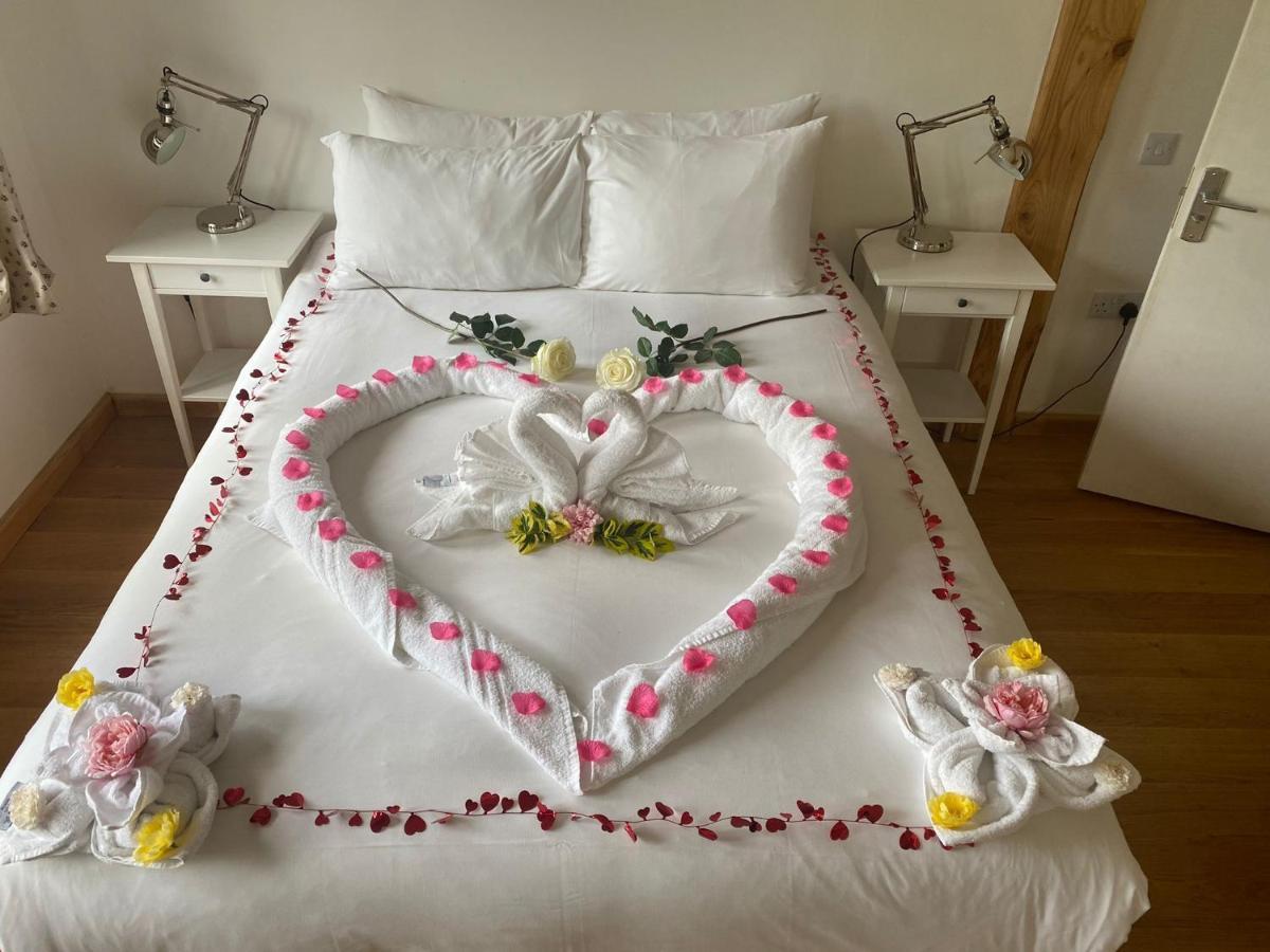 The Holford Arms Chalets And Glamping Hotel Didmarton Eksteriør billede